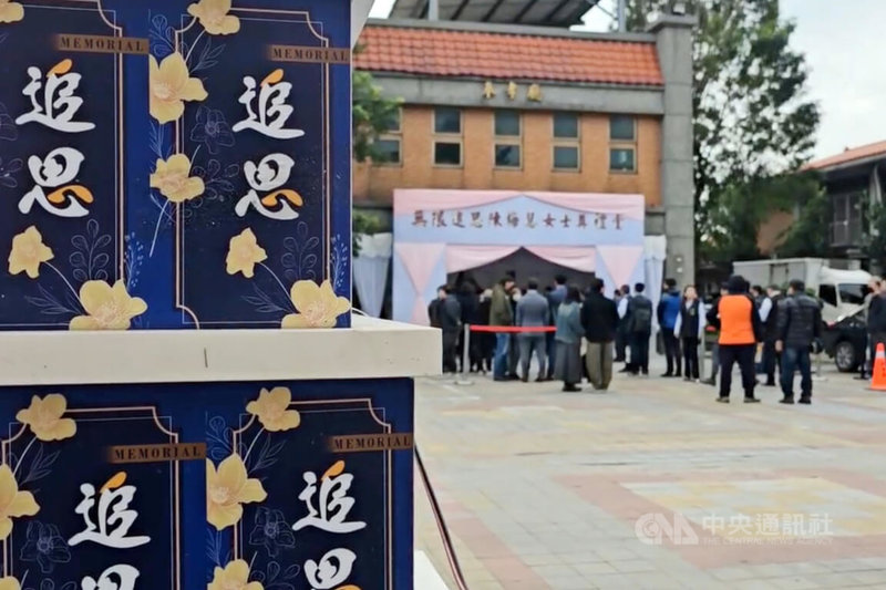 虛擬貨幣分析師陳梅慧於國道新竹路段車禍身亡,家屬16日下午在桃園中壢區低調舉行追思祭奠,預計晚間火化陳梅慧遺體。中央社記者吳睿騏桃園攝 113年12月16日