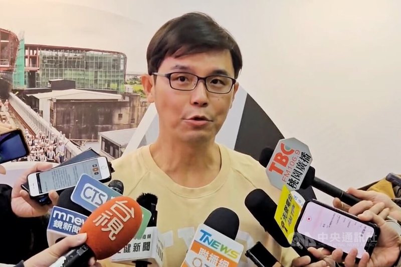 阿姆坪水上訓練基地3年前完工,委外業者今年5月試營運發現場館缺失、下水審查權在北水分署等爭議;桃園市政府體育局長許彥輝(圖)16日表示,基地當時以臨時建築物申請執照取得使用,市府會依法完成該做的檢測,到期後再延續、申請臨時建築物執照。中央社記者吳睿騏桃園攝 113年12月16日