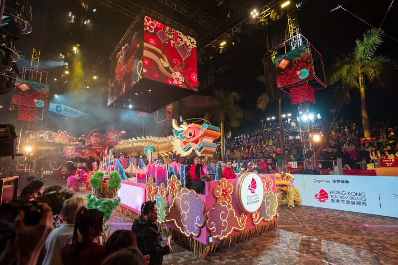 香港跟台灣過年習俗不同，其中香港大年初一將會有花車遊行，慶祝新的一年。（香港旅遊發展局提供）中央社記者余曉涵傳真 113年12月16日