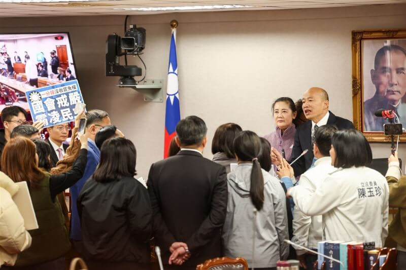 國民黨立委16日在立法院內政委員會火速初審通過選罷法修正草案，下午立法院長韓國瑜（後右1）主持朝野協商，民進黨團幹事長吳思瑤（後右2）率多名黨籍立委到場向韓國瑜抗議。中央社記者王騰毅攝 113年12月16日