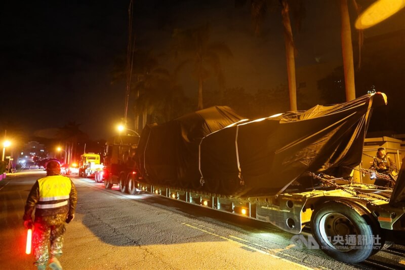 台灣向美國採購的第一批M1A2T戰車運抵台北港，16日凌晨運抵新竹裝訓部。中央社記者吳家昇攝 113年12月16日