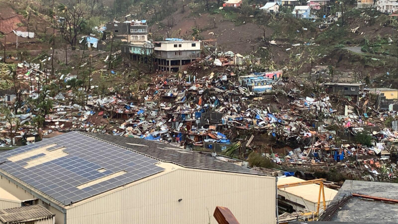 法國印度洋海外屬地馬約特島15日受氣旋奇多侵襲，圖為氣旋橫掃過後，房屋中家具、鐵皮散落在外頭。（法新社）