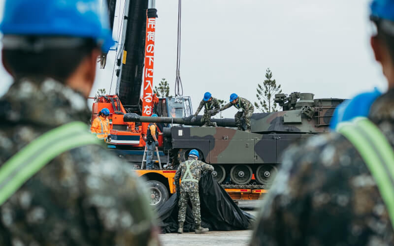 首批M1A2T戰車16日凌晨轉運至新竹湖口裝訓部，拂曉後卸除黑色防水布，裝訓部官兵執行運輸作業。（軍聞社提供）