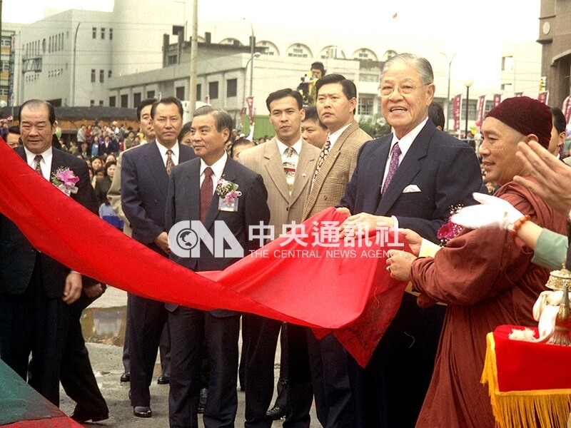 總統李登輝（右2）在永和主持世界宗教博物館開工破土典禮。中央社記者黃朗倩攝 84年12月17日