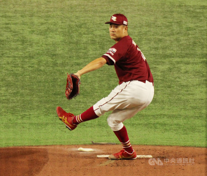 日媒「體育報知」16日報導,讀賣巨人隊簽下36歲日職名投田中將大。田中上月宣布離開太平洋聯盟東北樂天金鷲,如今將轉戰中央聯盟,力拚生涯美日通算200勝。圖為田中2023年例行賽時登板主投。中央社陳亦偉攝 113年12月16日