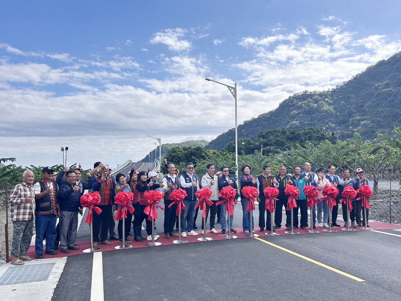 台東縣大武鄉大竹村愛國蒲部落居民期盼多年的聯外替代道路，17日通車，縣長饒慶鈴（右9）與地方民代等人主持通車儀式。（民眾提供）中央社記者李先鳳傳真  113年12月17日