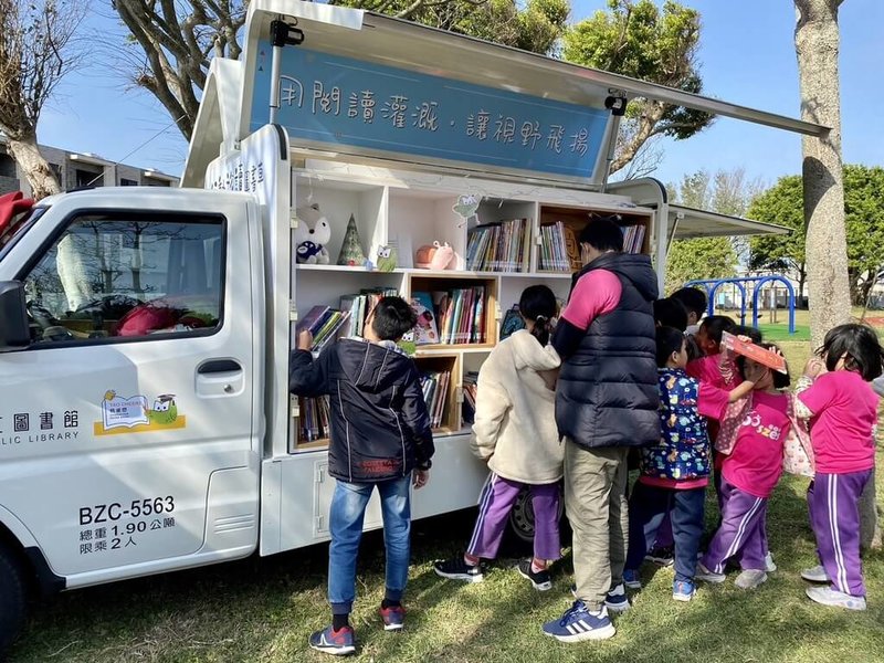 桃園市立圖書館17日再獲企業捐贈行動圖書車，業者表示，盼將圖書資源帶到偏遠地區，幫助在地學童及市民接觸更多閱讀資源。（桃園市立圖書館提供）中央社記者葉臻傳真  113年12月17日