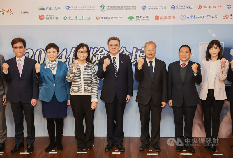 「2024保險論壇」17日在台北舉行,行政院長卓榮泰(中)、秘書長龔明鑫(右3)、發言人李慧芝(右1)、財政部長莊翠雲(左2)、金管會主委彭金隆(左1)與國發會主委劉鏡清(右2)等出席。中央社記者裴禛攝 113年12月17日