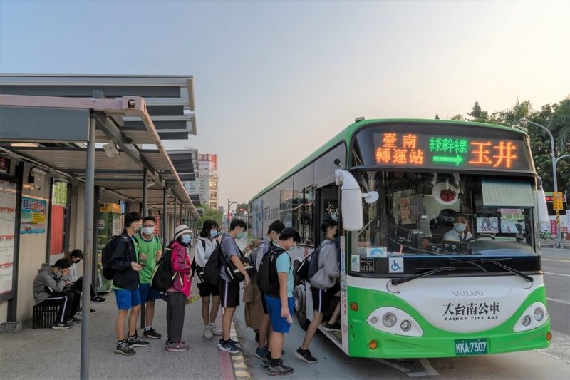 大台南公車今年6月試辦「智慧等車」3條路線逾10萬人次使用，即日起再啟用紅、藍、綠幹支線共45條路線。（台南市政府提供）中央社記者張榮祥台南傳真 113年12月17日