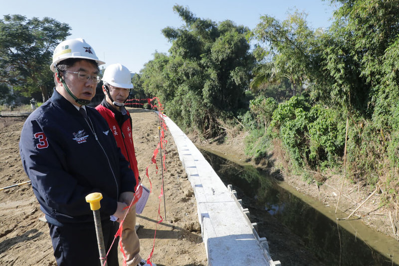 台南市政府獲經濟部水利署補助辦理新化區崩溝溪排水護岸改善應急工程，預計114年1月底完工，台南市長黃偉哲（左）17日前往視察工程進度。（台南市政府提供）中央社記者楊思瑞台南傳真  113年12月17日