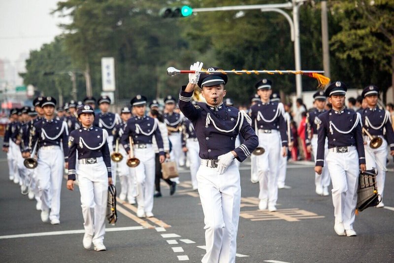 2024嘉義市國際管樂節活動將登場，21日管樂踩街，邀請49支國內外管樂旗隊演出，其中有9支軍樂隊伍參與，突破往年紀錄。圖為2023年參與隊伍。（嘉義市政府提供）中央社記者黃國芳傳真  113年12月17日