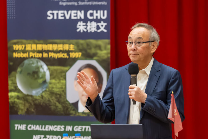 諾貝爾物理學獎得主、美國前能源部部長朱棣文（Steven Chu）（圖）17日下午受邀到國立清華大學演講，主題為「實現淨零排放之機遇與挑戰」。（清大提供）中央社記者魯鋼駿傳真  113年12月17日