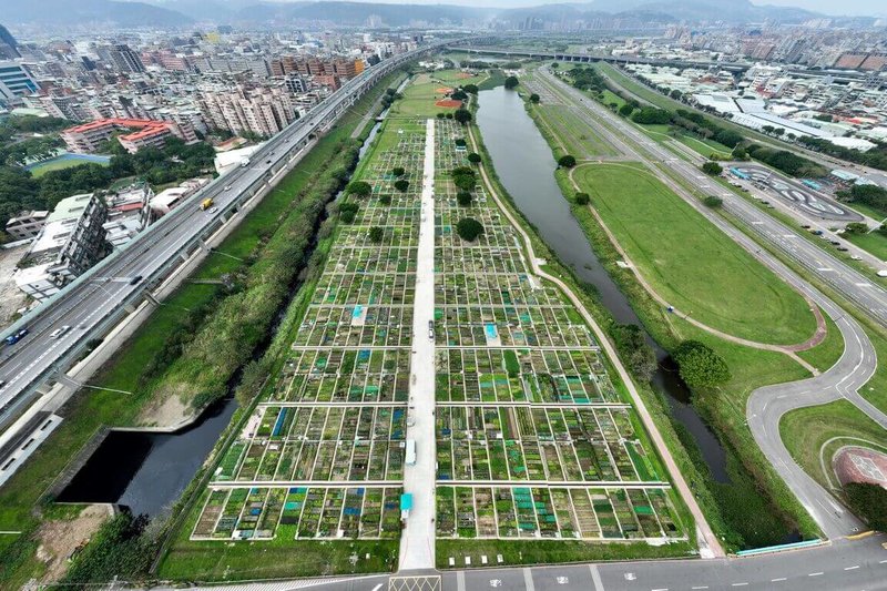 新北市高灘處在二重疏洪道的新北大都會公園，從107年開闢樂活農園，提供市民朋友體驗農作樂趣，市府將於114年1月6日至15日開放耕位線上抽籤登記。（高灘處提供）中央社記者王鴻國傳真  113年12月17日