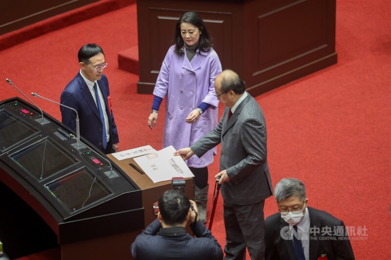 立法院會17日進行考試院人事同意權案記名投票表決,圖為民進黨立法院黨團總召柯建銘(後右)投票。中央社記者吳家昇攝 113年12月17日