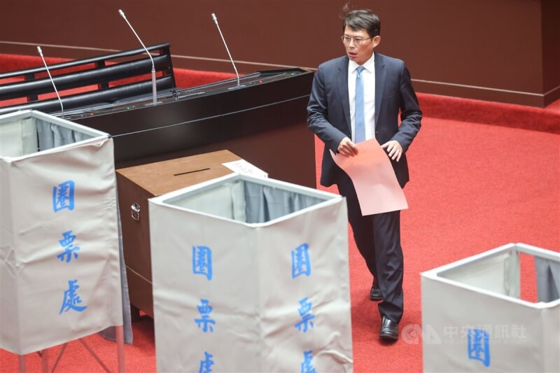 立法院會17日進行考試院人事同意權案記名投票表決,圖為民眾黨立法院黨團總召黃國昌投票。中央社記者吳家昇攝 113年12月17日