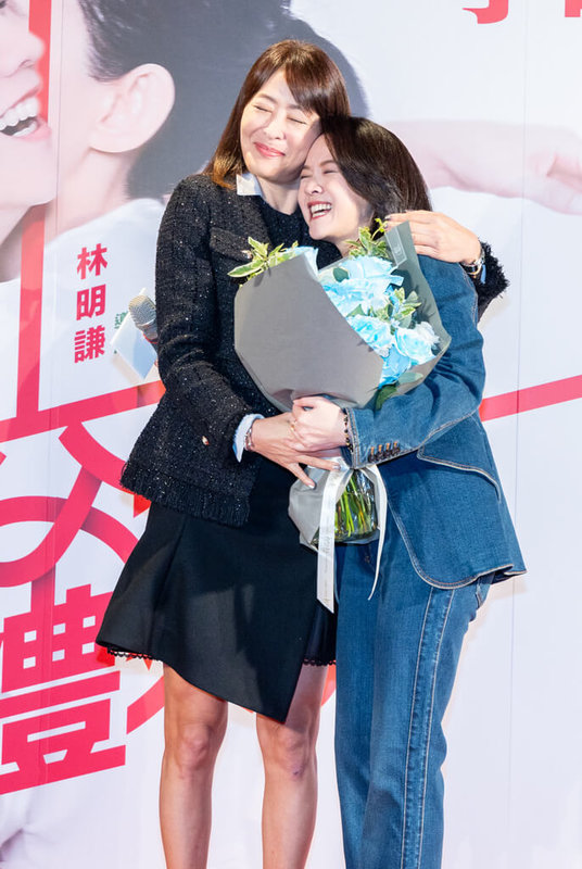 紀錄片「交換禮物」17日舉辦首映會,台北101董事長賈永婕(左)特別準備花束贈送給好友曾寶儀(右),並為她打氣。(台北双喜提供)中央社記者王心妤傳真 113年12月17日
