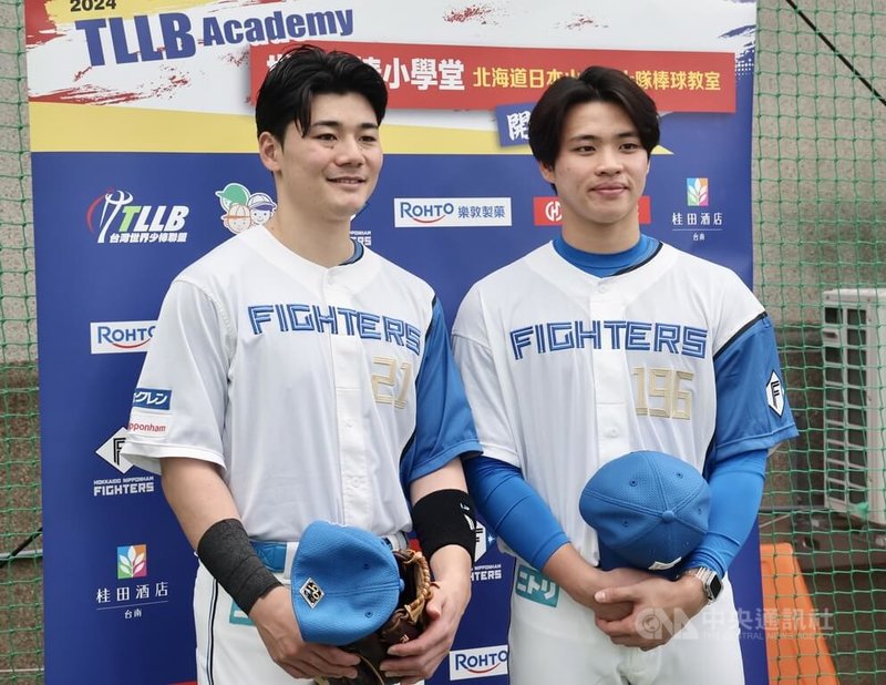 台灣世界少棒聯盟(TLLB)邀請日本職棒北海道日本火腿鬥士隊來台舉辦棒球教室活動,旅日火腿隊投手孫易磊(右)與隊友清宮幸太郎(左)17日到台北市東園國小指導少棒隊球技。中央社記者張皓安攝 113年12月17日