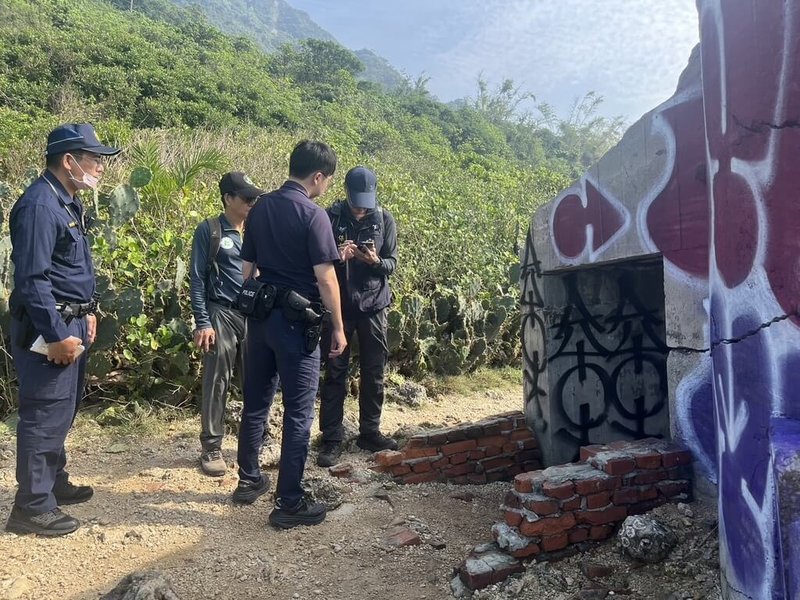 高雄市警察局鼓山分局日前接獲民眾報案，指柴山阿朗壹步道廢棄碉堡牆面出現多處塗鴉破壞。（高市鼓山警分局提供）中央社記者洪學廣傳真  113年12月18日