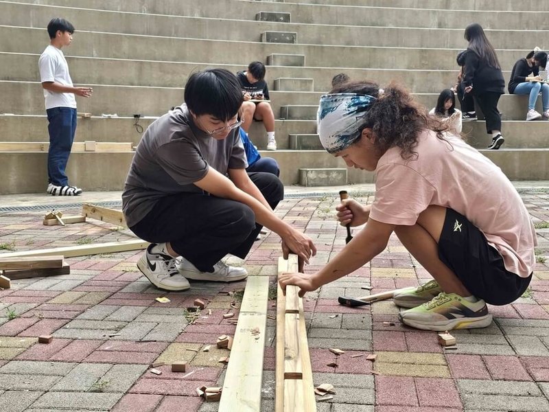 教育部推動國際與跨校藝術共創計畫，邀請各校學生發揮所長，台東女中、台東高中、公東高工合作選修課程，分組完成6件手工原木長凳，並捐助給偏鄉使用。（教育部提供）中央社記者陳至中傳真  113年12月18日