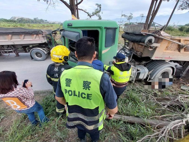 屏東縣高樹鄉1名砂石車駕駛18日不明原因自撞路旁邊坡，未拉手煞車即下車檢查，導致車體滑行，被砂石車壓倒於車輪下；警消人員到場時已明顯死亡。（屏東縣政府消防局提供）中央社記者黃郁菁傳真  113年12月18日