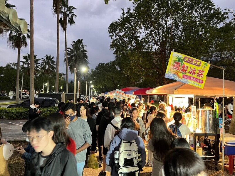 花蓮東華大學試辦校內夜市獲好評，每場次都有超過4000人參與，校方18日正式宣布，下學期將續辦，目前正另覓更大場域，盼提供更優質活動場地。（東華大學提供）中央社記者張祈傳真 113年12月18日