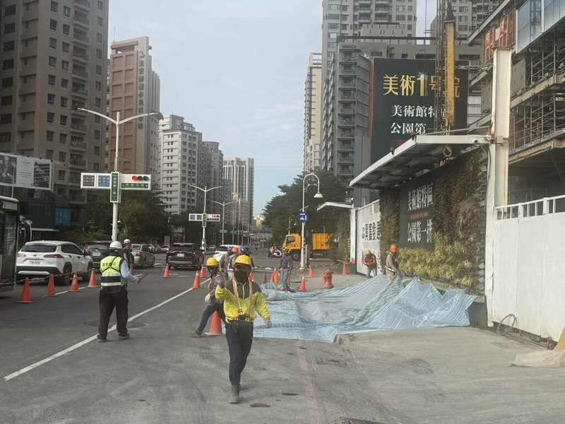 高雄市鼓山區美術東二路一處建案工地旁18日下午發生路面塌陷，警方獲報立即到場協助交管，避免發生事故，現已由施工單位調派水泥車回填，並用帆布蓋住塌陷部分。（高雄鼓山分局提供）中央社記者洪學廣傳真  113年12月18日