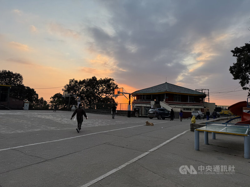 西藏兒童村是一個照顧西藏兒童的慈善組織,圖為位於印度北部達蘭薩拉山上的總部周遭。中央社記者李晉緯達蘭薩拉攝 113年12月18日