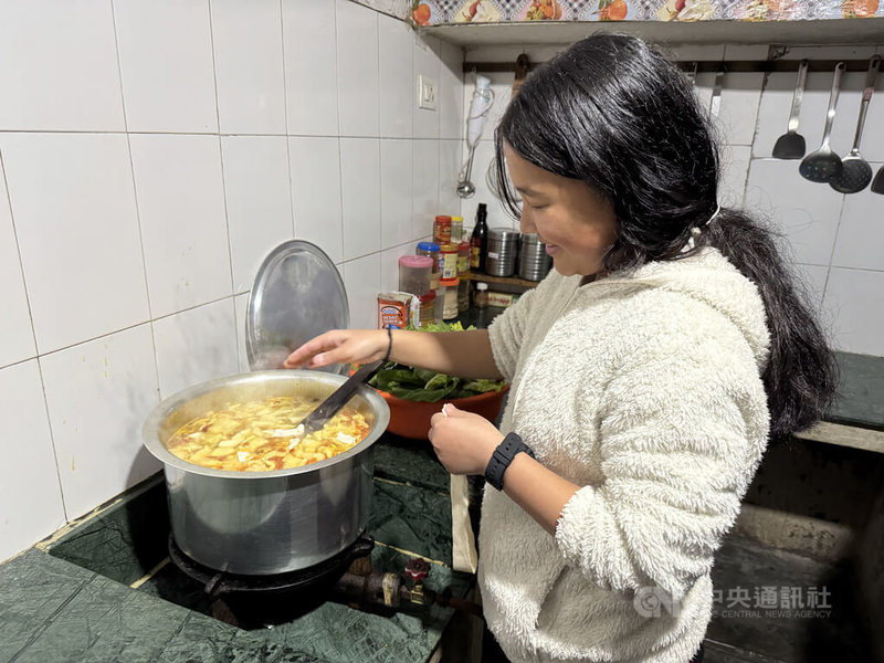 西藏兒童村希望學童除受良好教育,還可以自力更生。圖為校內學生為所有人準備餐食。中央社記者李晉緯達蘭薩拉攝 113年12月18日