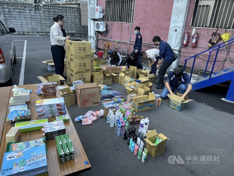 台中擔任日用品公司司機的張姓男子涉嫌將公司商品私自運回家中，再上架網站販售銷贓牟利，案經業者發現貨物短少報案，警方日前持搜索票前往張男家中搜索，並查扣相關證物。（翻攝照片）中央社記者蘇木春傳真  113年12月18日