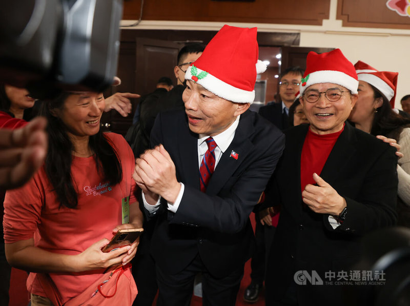 立法院長韓國瑜（前中）18日晚間出席由國民黨立委賴士葆（前右）舉辦的2024立法院耶誕福音晚會，拱手向現場與會者致意。中央社記者謝佳璋攝  113年12月18日