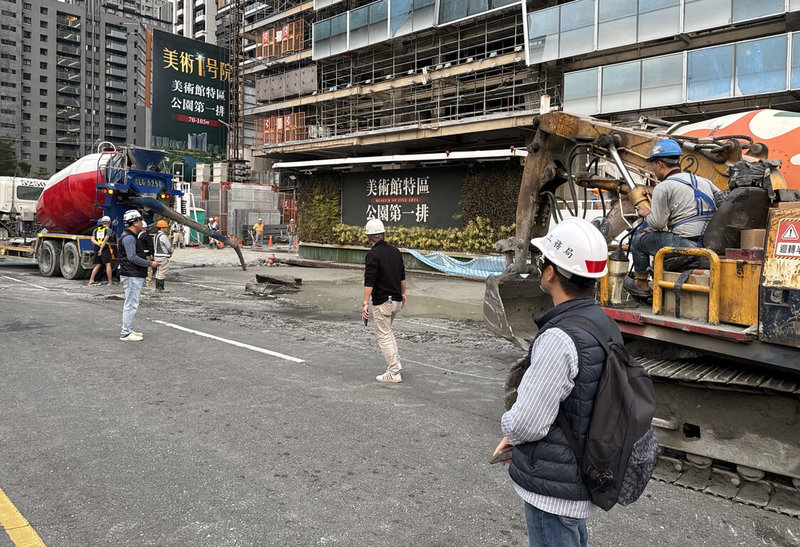 高雄市鼓山區美術東二路一處建案工地18日下午3時許被發現工地前部分路面塌陷，工務局指出，此工地仍持續施作連續壁外止水樁，並對道路進行透地雷達施作確認路面下掏空狀況，同時以混凝土回填。（高雄市工務局提供）中央社記者蔡孟妤傳真  113年12月18日