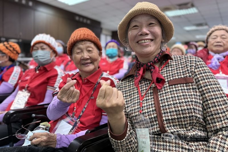 台中市沙鹿區興安社區92歲蔡阿嬤（左）參加社區SDGs及弘光科大USR活動長達7年，從不缺席，興安社區發展協會總幹事何敏蓉（右）說，蔡阿嬤帶頭參與起了極佳示範作用，許多長者以蔡阿嬤為學習標竿。中央社記者趙麗妍攝  113年12月18日