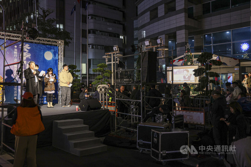 民團號召青鳥集結阻止選罷法修法等案,18日晚間在國民黨中央黨部前舉行「冬季青鳥在台北」晚會宣講,國民黨也在大門口設立舞台音響,雙方互相拚場。中央社記者鄭清元攝 113年12月18日