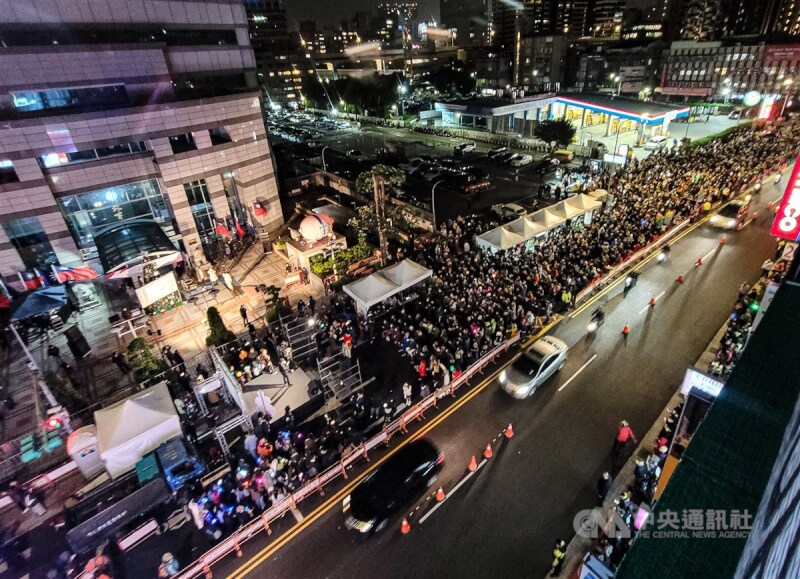 民團號召青鳥集結阻止選罷法等3大案，18日晚間人潮集結在國民黨中央黨部前，根據主辦單位台灣公民陣線統計，活動現場約有6000人到場聲援，大量人群占滿2條車道。中央社記者鄭清元攝 113年12月18日