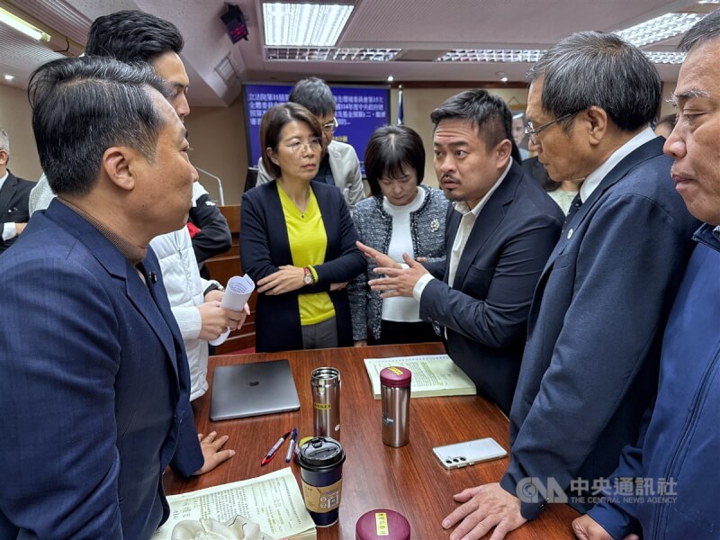 勞動部公務員霸凌輕生案衍生就安基金挪用疑慮，立院18日審查勞動部預算，藍綠立委一開始就為是否審查爭論不休，最後決議基金預算擇期再審。圖為勞動部長洪申翰（右3）與朝野立委溝通。中央社記者王飛華攝 113年12月18日