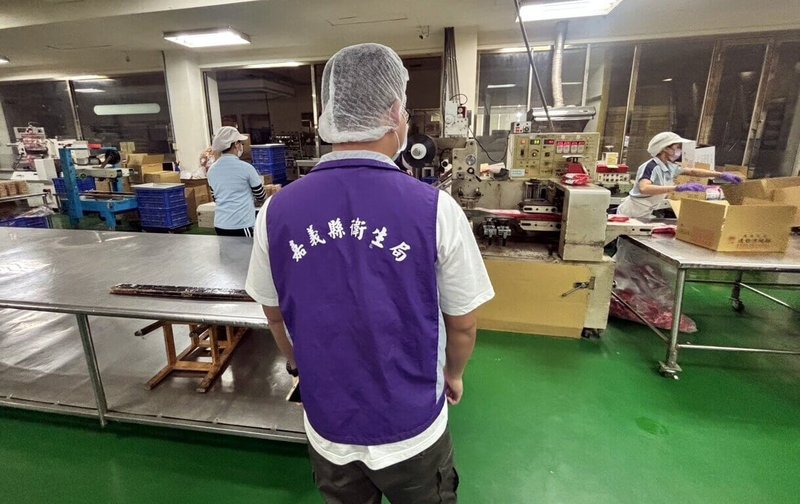 有民眾反映莊家錦泰昌食品公司加工製造的沙其馬包裝內有螺絲,嘉義縣衛生局18日派員稽查,經查螺絲是因機器鬆脫掉入產品,責令業者限期改善。(嘉義縣政府提供)中央社記者黃國芳傳真 113年12月18日