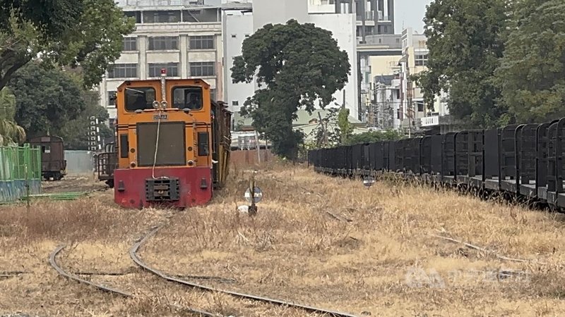 台糖虎尾糖廠展開製糖，全台僅存載運甘蔗的五分車18日起運行往返虎尾鎮到東勢鄉間，成為地方季節限定特色景觀。 中央社記者姜宜菁攝  113年12月18日