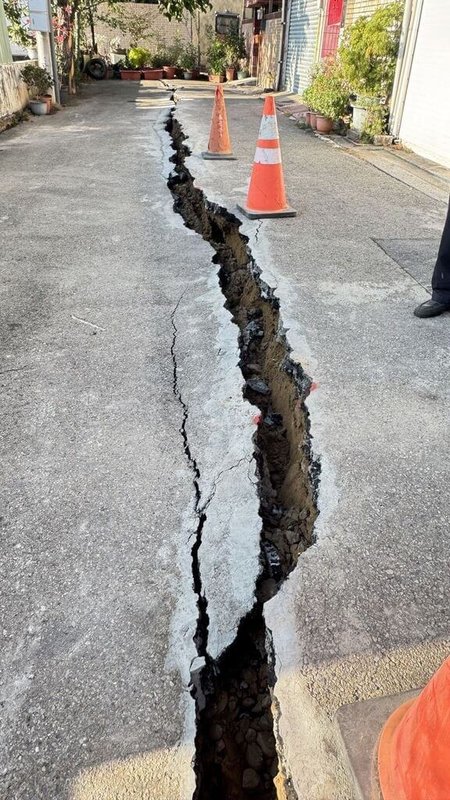 苗栗縣竹南鎮一處建案基地開挖後，附近道路出現沉陷傾斜情形，甚至出現長達20公尺的裂縫。縣府18日表示，獲報後立即要求停工並限期改善。（苗栗縣政府提供）中央社記者管瑞平傳真  113年12月18日