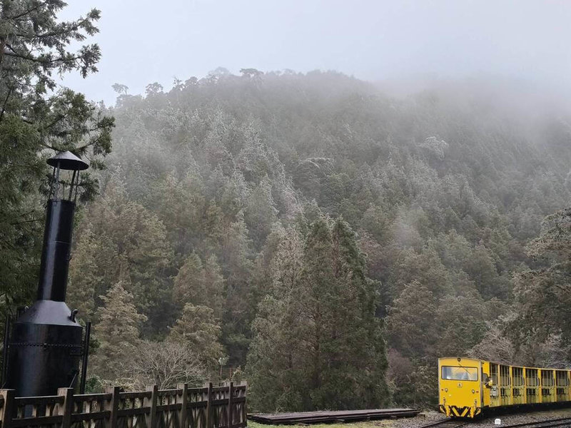 受冷氣團影響,海拔約1900公尺的太平山國家森林遊樂區19日清晨的溫度下探到攝氏零下4度,雖未達降雪條件,但園區山頭出現霧淞美景。(農業部林業及自然保育署宜蘭分署提供)中央社記者沈如峰宜蘭縣傳真 113年12月19日