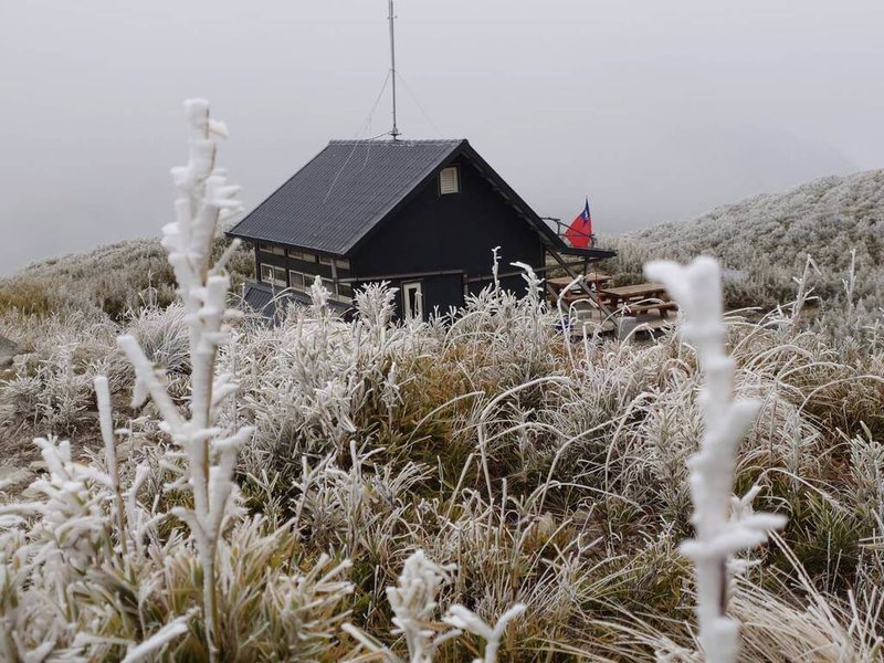 大陸冷氣團發威，雪霸國家公園管理處19日接獲高山協作及山友回報，雪山東峰、油婆蘭山屋等高山地區陸續降下冰霰，宛如撒上一層白色糖霜。（雪霸國家公園管理處提供）中央社記者管瑞平傳真  113年12月19日