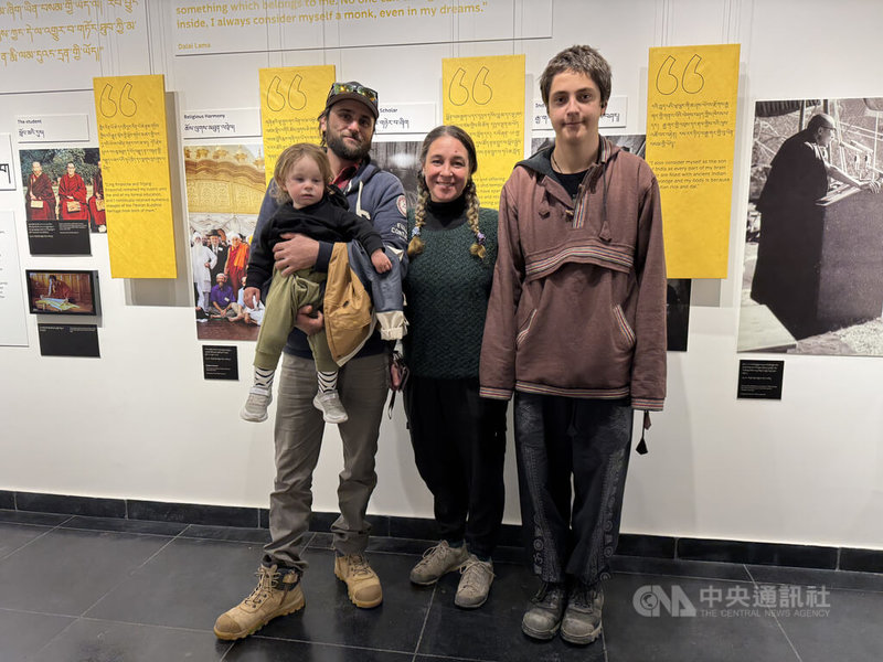 澳洲民眾哈特(Melissa Hart)(圖中綠衣女子)表示,參觀西藏博物館(Tibet Museum),展覽當中與佛教、達賴喇嘛相關的哲學、靈性讓她最感興趣。中央社記者李晉緯達蘭薩拉攝 113年12月19日