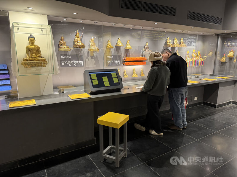 西藏博物館(Tibet Museum)對藏傳佛教有詳細介紹,吸引民眾駐足觀看。中央社記者李晉緯達蘭薩拉攝 113年12月19日
