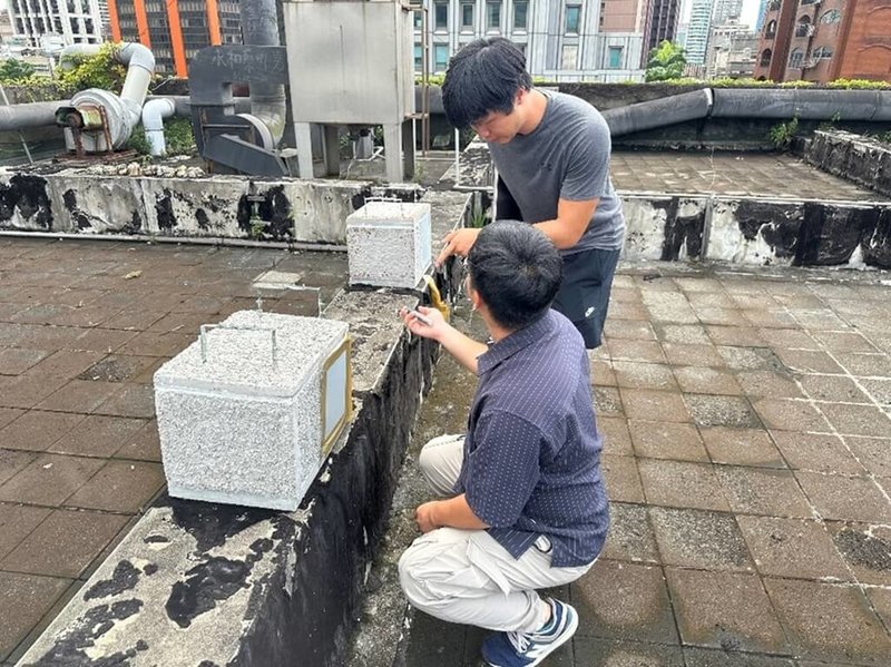 台北科技大學資源工程研究所團隊提出以浮石作為節能建材的構想，協同土木系團隊用浮石、碎石、燒結陶粒作為搭節能屋的粗骨材，盼能進一步監測比較其環境效益。（北科大提供）中央社記者許秩維傳真  113年12月19日