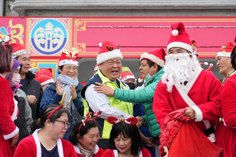 迎接耶誕佳節到來，澎湖惠民啟智中心等多個身障團體19日在低溫下齊聚澎湖縣政府廣場報佳音，傳遞愛與希望，澎湖縣長陳光復（中）也化身耶誕老人贈送禮物。（澎湖縣政府提供）中央社  113年12月19日