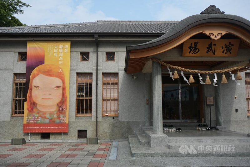 日本當代藝術家奈良美智特展「跟著朦朧潮濕的一天去屏東」將於20日在屏東美術館登場,美術館附近的屏東演武場設置週邊商品銷售點,販售海報、明信片、托特包、手機殼等商品。中央社記者黃郁菁攝 113年12月19日