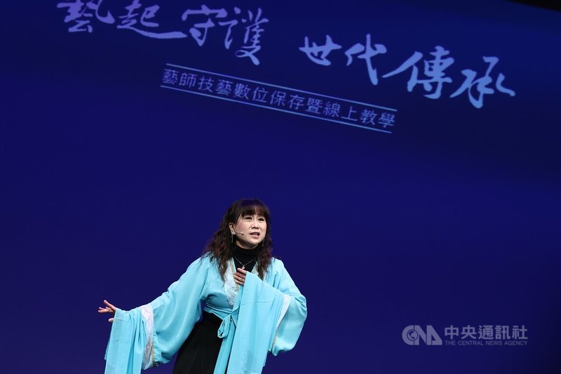 「藝起守護 世代傳承」藝師技藝數位保存暨線上教學啟動記者會19日下午在台灣戲曲中心舉行,薪傳歌仔戲劇團演出總監、藝師張孟逸(圖)受邀到場,展現珍貴獨到的演藝技法。中央社記者翁睿坤攝 113年12月19日