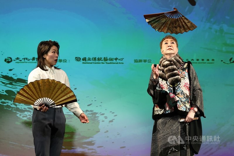 「藝起守護 世代傳承」藝師技藝數位保存暨線上教學啟動記者會19日下午在台灣戲曲中心舉行,國立傳統藝術中心邀請許亞芬歌仔戲劇坊團長、藝師許亞芬(右)到場,現場演示技藝。中央社記者翁睿坤攝 113年12月19日