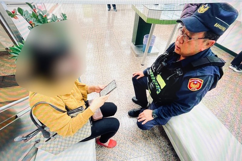 台南市63歲蕭姓女子遭投資詐騙，17日、18日連2天分別到銀行欲解除百萬定存匯款，幸銀行行員報警及時攔阻。（台南市警局提供）中央社記者張榮祥台南傳真  113年12月19日