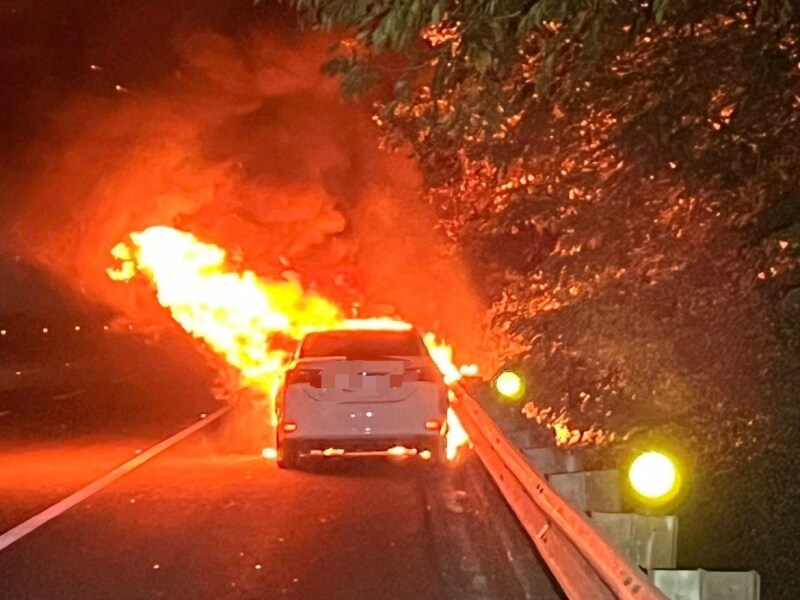 國道1號台南市後壁路段19日凌晨發生1輛自小客車疑追撞半聯結車，再擦撞外側護攔後起火燃燒，造成1死2傷。（國道警察局提供）中央社記者張榮祥台南傳真 113年12月19日