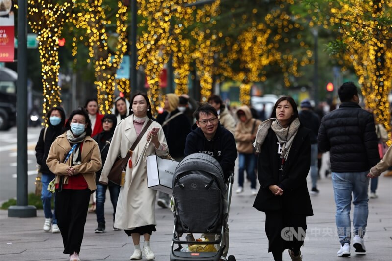 圖為台北市信義區民眾穿上保暖大衣、配戴圍巾禦寒。（中央社檔案照片）